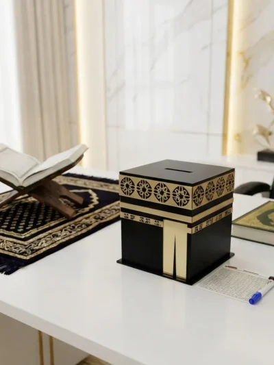 حصالة الادخار للحج والعمرة بتصميم الكعبة المشرفة