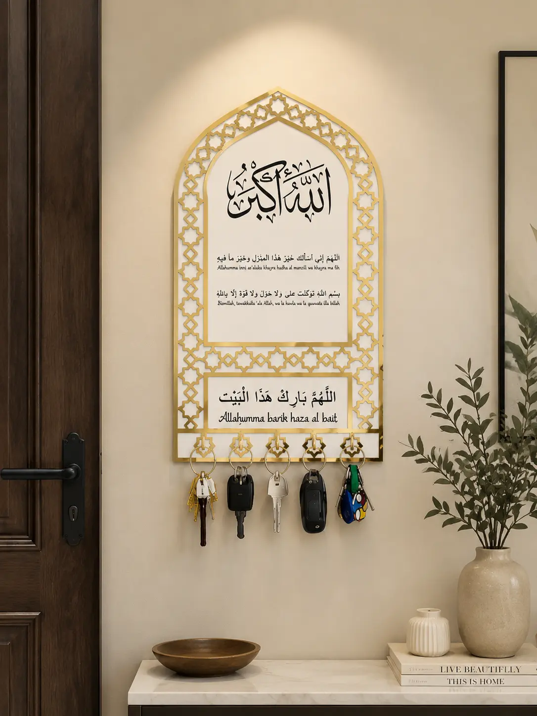 لوحة تعليق مفاتيح إسلامية بإطار ذهبي على شكل محراب مكتوب عليها الله أكبر واللهم بارك هذا البيت معلقة بجانب باب المنزل