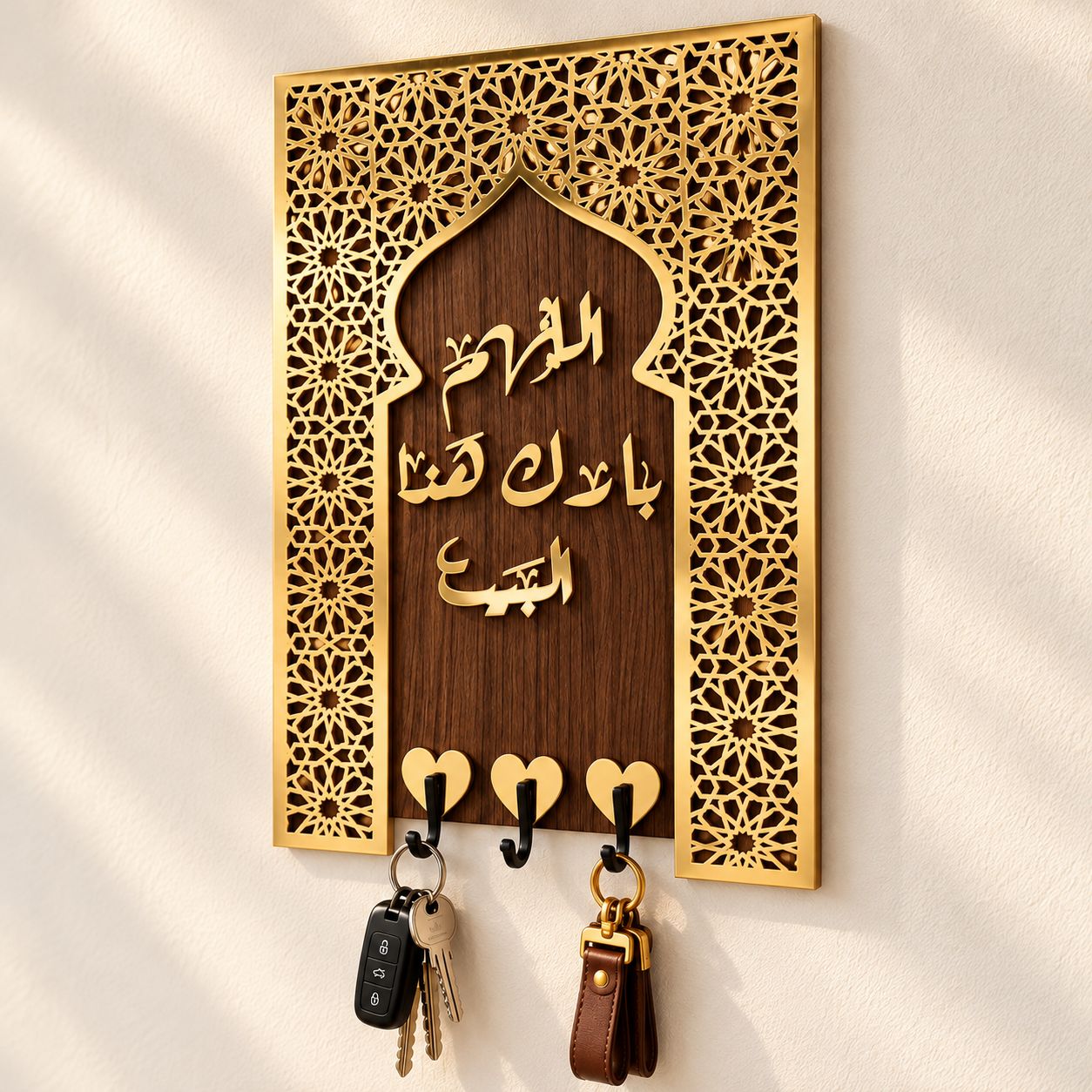 لوحة تعليق مفاتيح خشبية على شكل محراب بزخرفة إسلامية ذهبية وعبارة اللهم بارك هذا البيت وثلاثة خطّافات