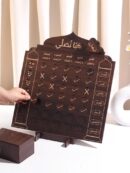 لوح خشبي «هيّا نصلّي» لتحفيز الأطفال على الصلاة بجدول الصلوات الخمس وأيام الأسبوع وعلامات صح وخطأ مع اسم الطفل