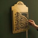 حامل مصحف جداري معدني ذهبي بزخرفة النجمة الإسلامية والبسملة مع مصحف بداخله وسبحة معلقة